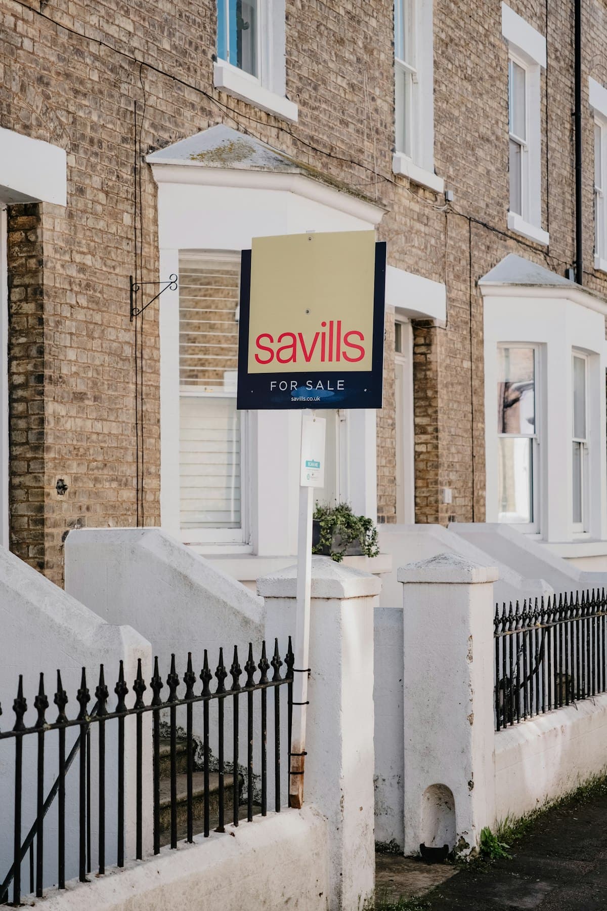 A property to-let sign outside a UK house